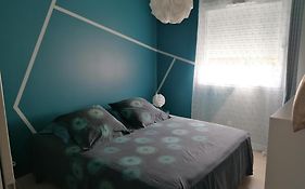 chambre privée bleue avec piscine